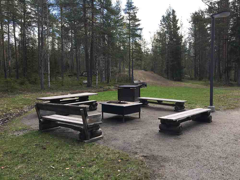 Bänkar och bord med grippplats i anslutning till lekplatsen