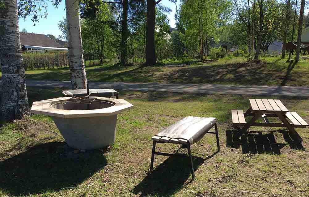 Grillplats med sittbänk och bord