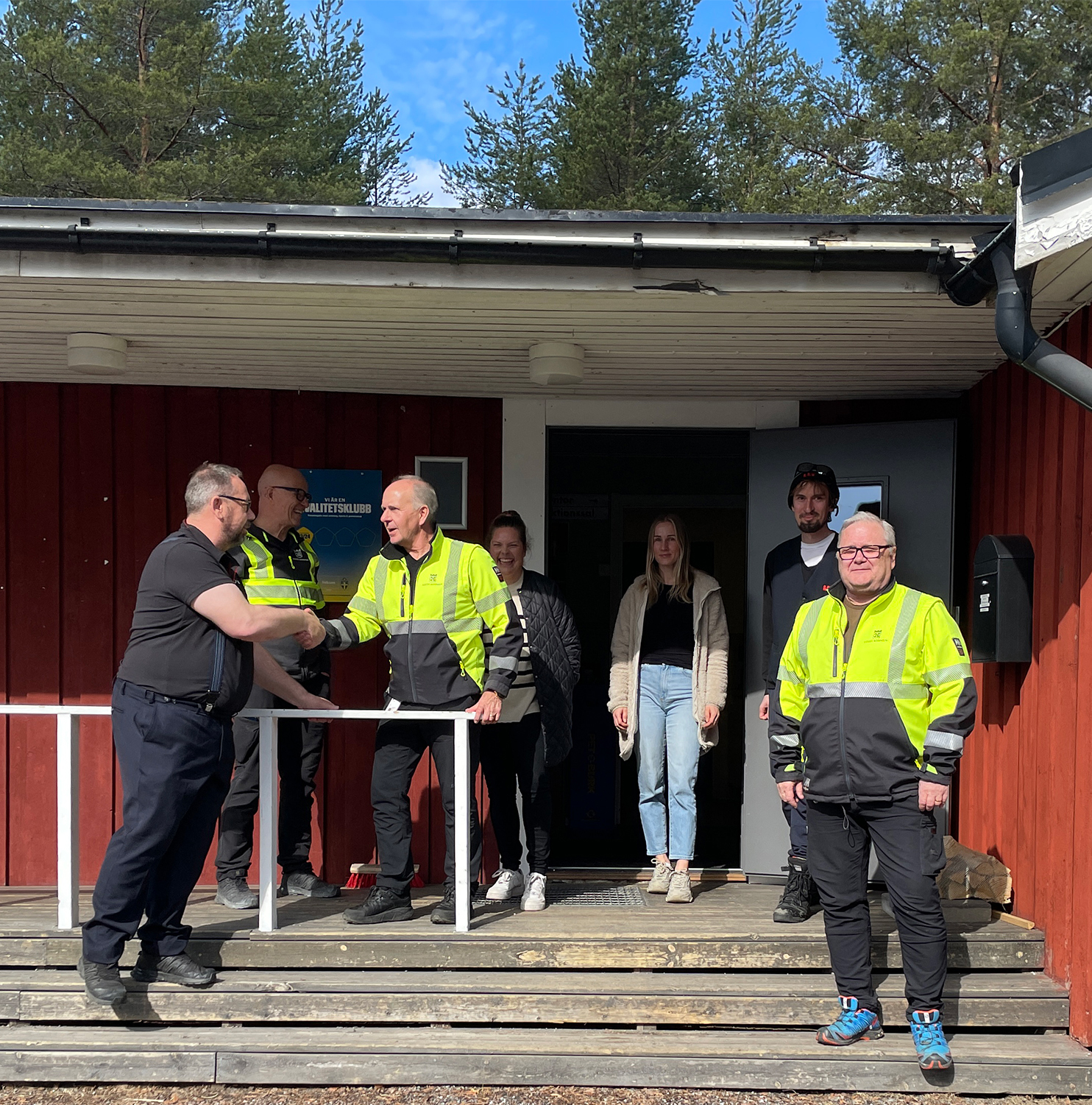 Luleå kommun har avtal med Nyab för att genomföra reinvesteringsarbeten i kommunen. Här ses delar av arbetsgänget på uppstartsmöte inför årets jobb.