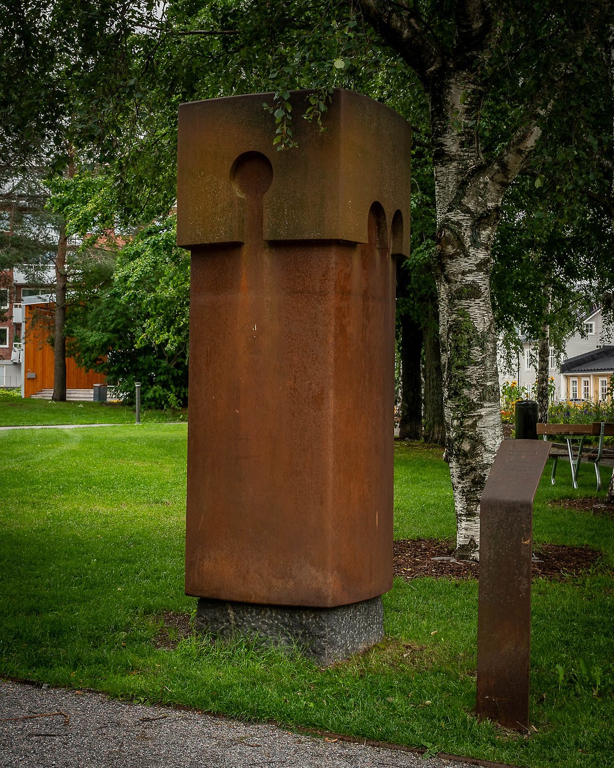 Millenniearken i helfigur, omgiven av träd i Stadsparken