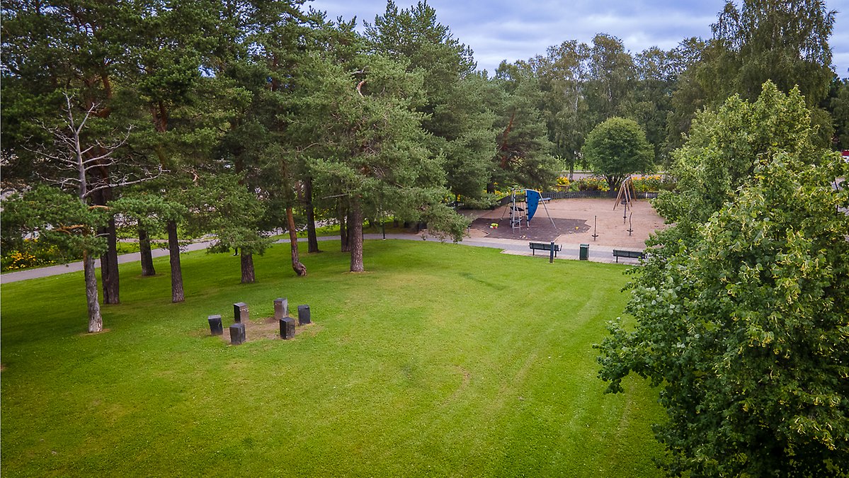 Vy över Flora stenar med omgivande gräskulle